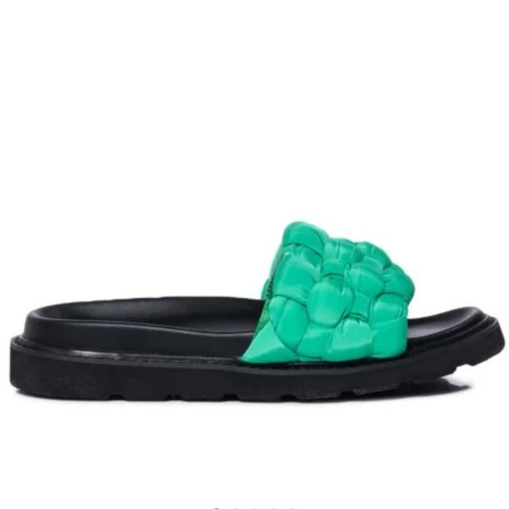 BEE FLAT SANDAL IN GREEN, NEW IN BOX